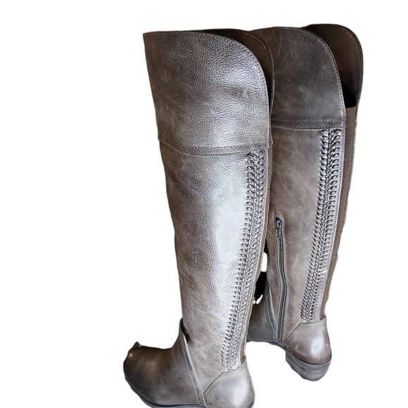 Vince Camuto Bendra grey distressed bomber boots size 5 new in box - Picture 5 of 16